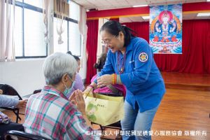 20/09/20安老關懷訪視～中秋贈月餅